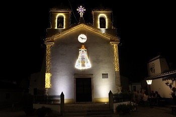 Igreja de Vila Fernando iluminada