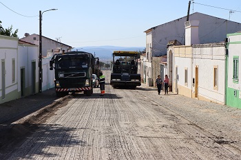 Rua de Elvas, em Vila Boim, está a ser pavimentada